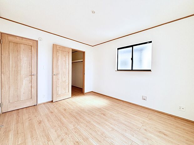 ウォークインクローゼットがあるお部屋！季節ごとの入れ替えも不要で便利です。 