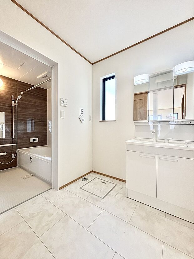 小窓がついているので湿気の多い場所でも換気が十分行えます。毎日の身支度を気持ち良く!