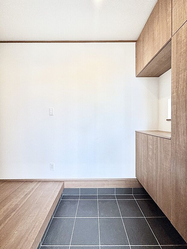 明るい玄関はお客様をお出迎えするのにぴったりです！ 