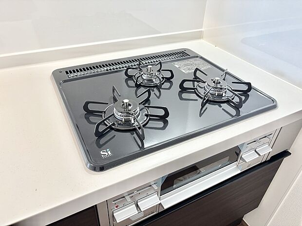 ガスコンロはＳｉセンサー搭載。火力調節や焦げ付き・消し忘れも防いでくれます。