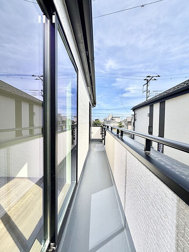 暖かな陽光が降り注ぐバルコニーはお洗濯におすすめ。爽やかな風も心地よいです。