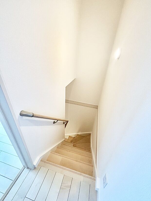 階段は手すり付きなので小さなお子さまやご高齢の方も安心です