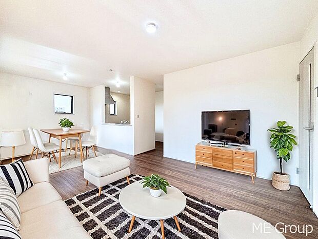 落ち着いた雰囲気のLDKは家族みんなの快適空間※家具はCGです