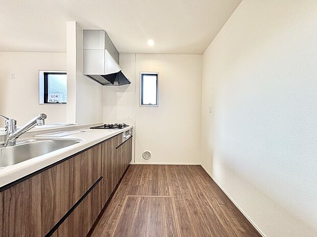 爽やかな風が通り抜けるキッチン。窓があるので明るく換気にも役立ちます。