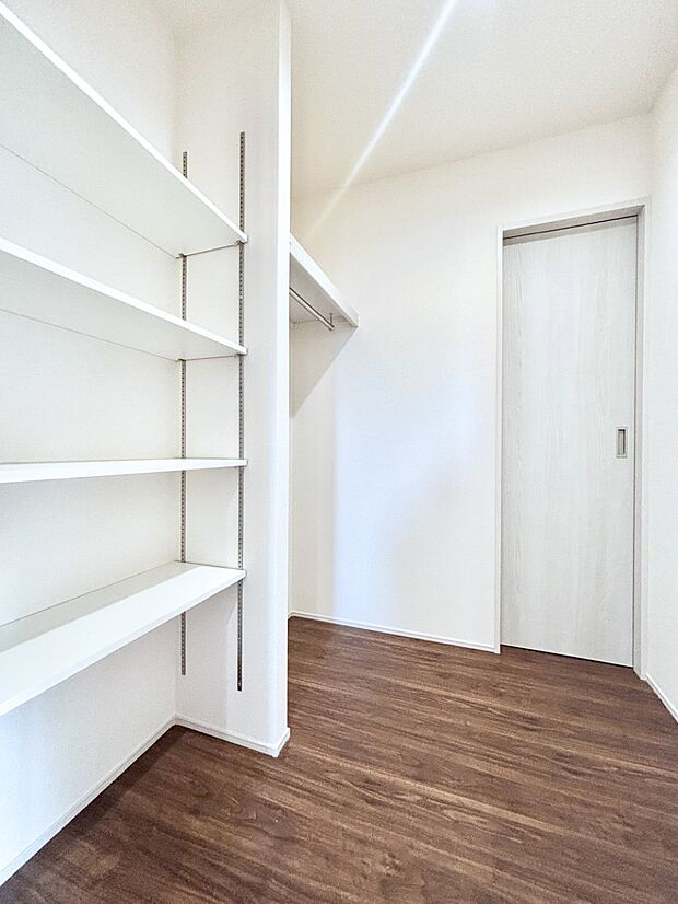 キッチンと洗面所どちらからでも出入りできる可動棚付きWIC。パントリー・リネン庫としても利用可。