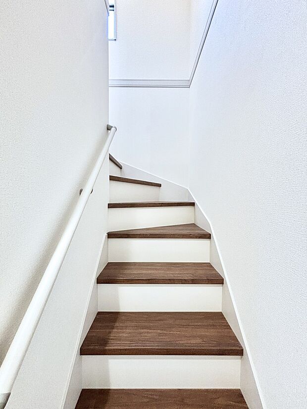 安全性を考慮し階段には手すりを設置しています