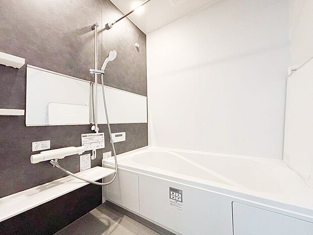 一日の疲れを癒してくれる明るい清潔感のあるバスルーム