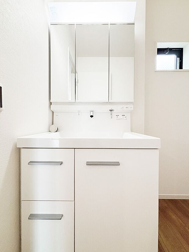 収納力と機能性に優れた洗面化粧台