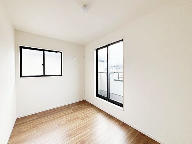 バルコニーが開放感をプラスしてくれる洋室