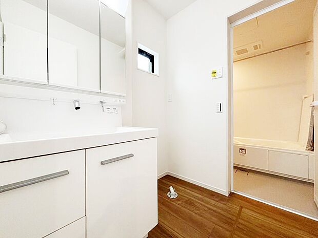 清潔感ある洗面化粧室で朝の身支度も快適