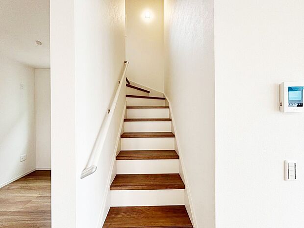 階段は手すり付きなので小さなお子さまやご高齢の方も安心です