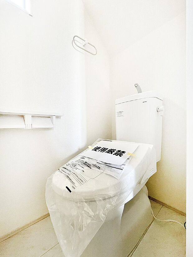 明るく清潔感のあるトイレです。