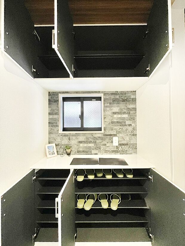 収納力ある下駄箱の活用で玄関廻りはいつでもスッキリ