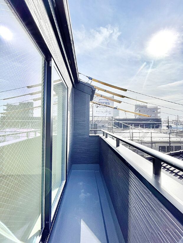 ゆったりバルコニーだから沢山お洗濯ものを干せます。