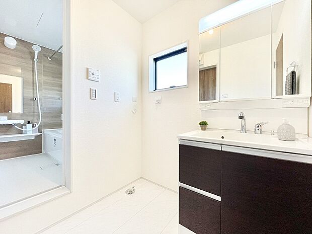 清潔感ある洗面化粧室で朝の身支度も快適