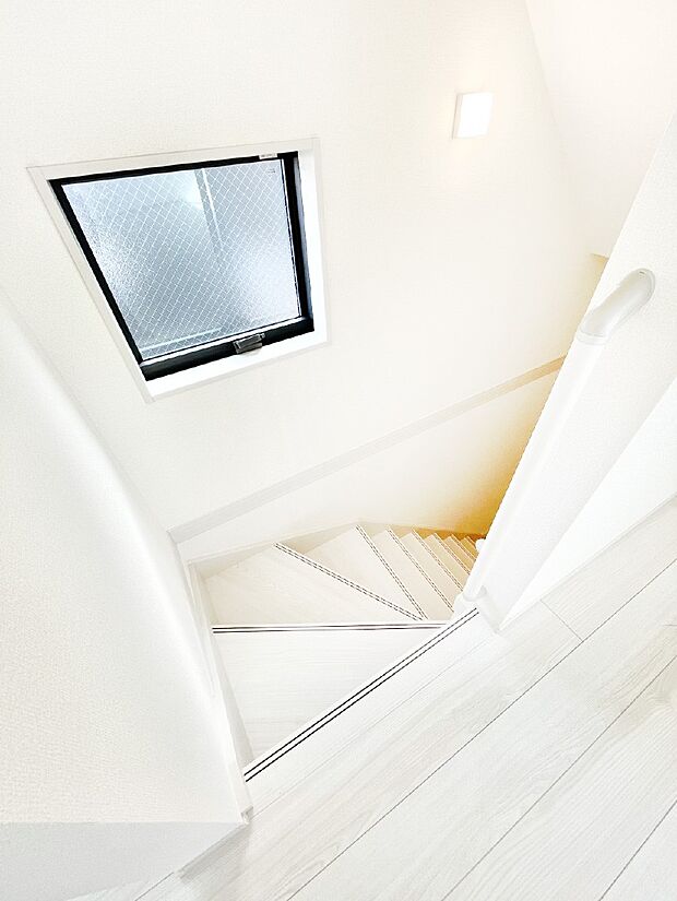 安全性を考慮し階段には手すりを設置しています