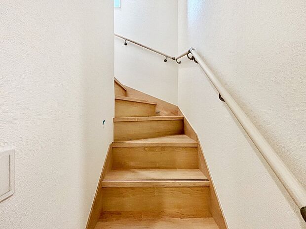 安全性を考慮し階段には手すりを設置しています