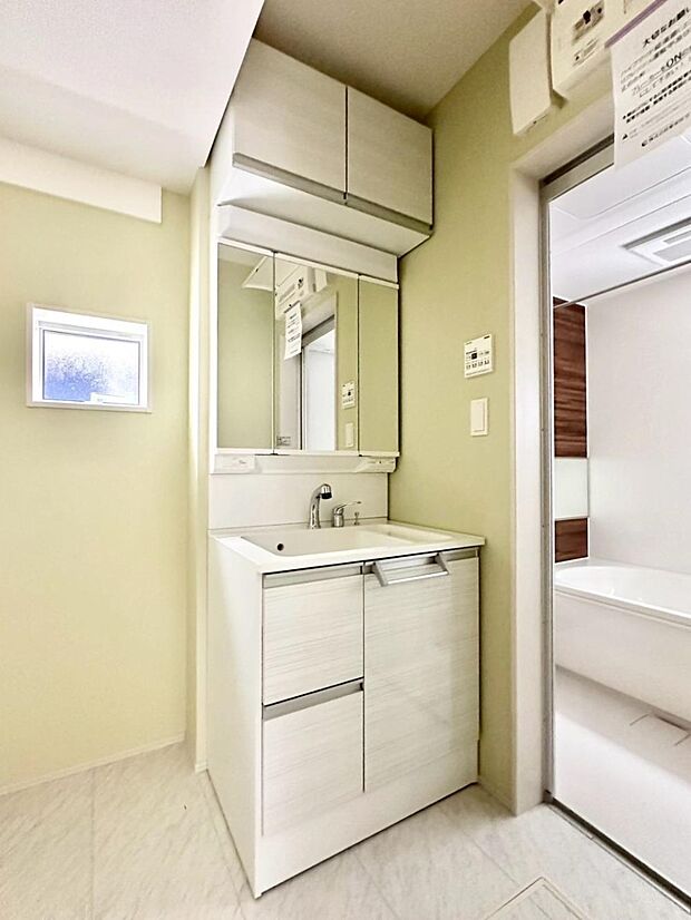 収納力と機能性に優れた洗面化粧台