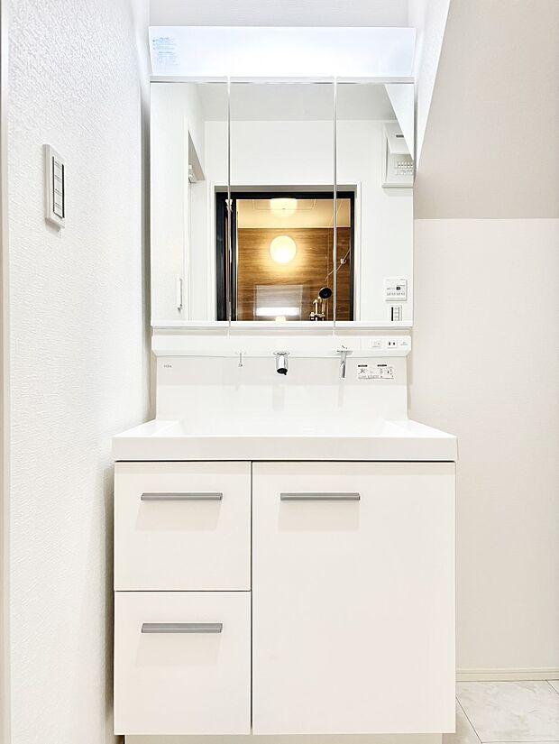 収納力と機能性に優れた洗面化粧台