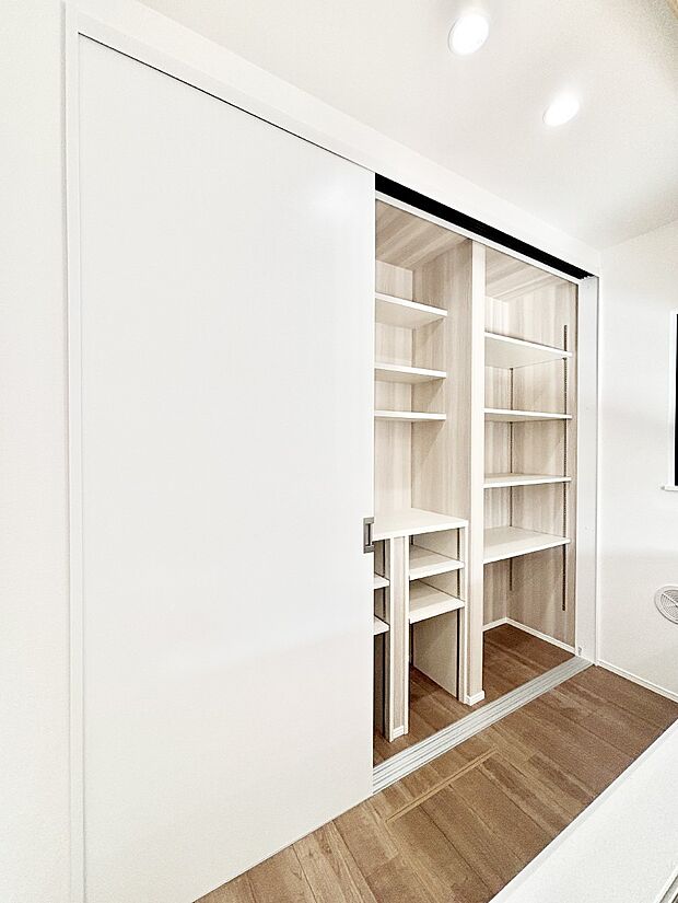 収納力ある食器棚