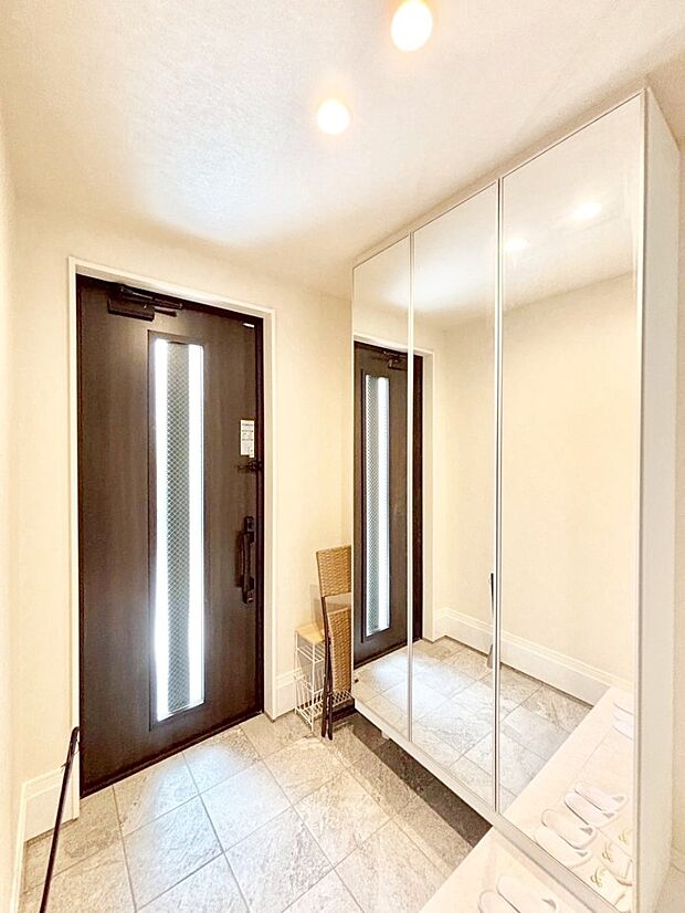 ガラススリットの入った玄関ドアが室内に光を届けてくれます