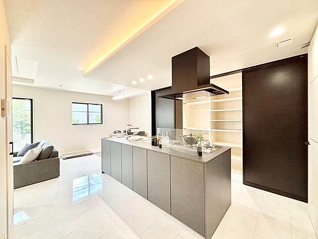 食洗機・浄水器・3ツ口コンロなどデザイン性も機能性も兼ね備えたシステムキッチン!