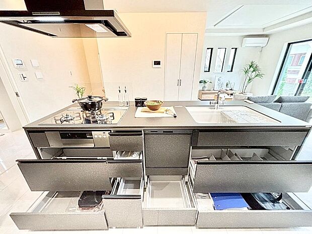 使いやすさを優先したスライド式収納タイプ!