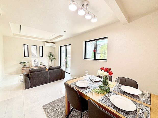 明るい陽光が注ぎ、寛ぎの雰囲気に満たされるダイニング。