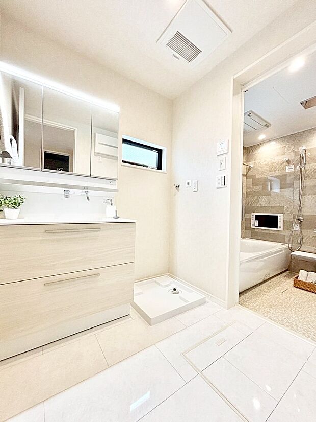 洗面所はゆとりのあるスペースで、身支度や入浴後のスキンケアも心に余裕をもってできそうです。