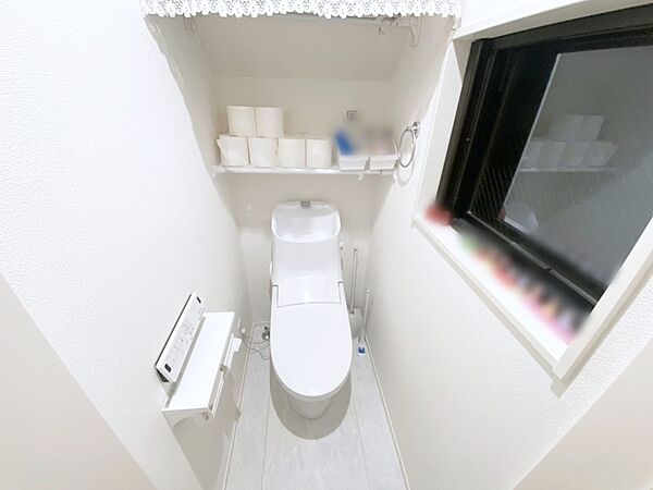 明るく清潔感のあるトイレです。