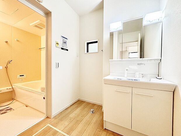 清潔感ある洗面化粧室で朝の身支度も快適