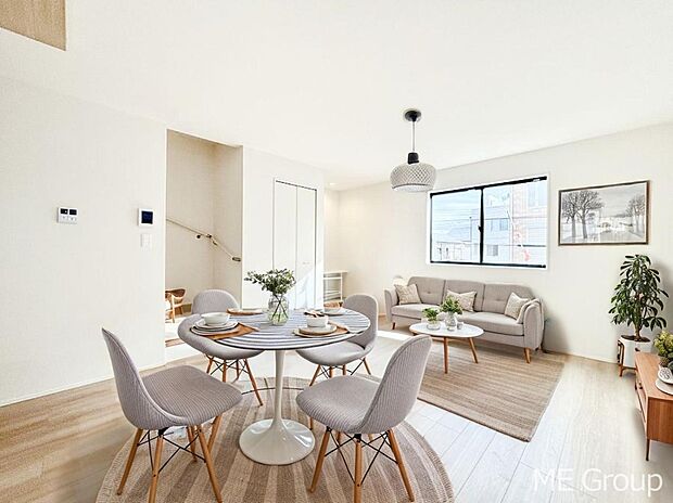 ご家族の賑やかな話し声で包まれる明るいリビング  ※家具はCGです