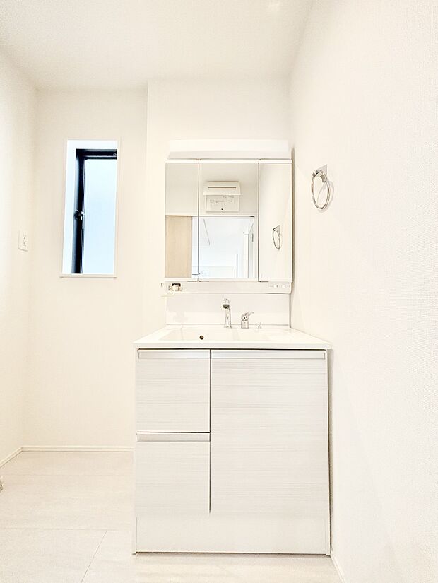 明るい洗面所は毎朝の身支度も楽しくできちゃいそうです。
