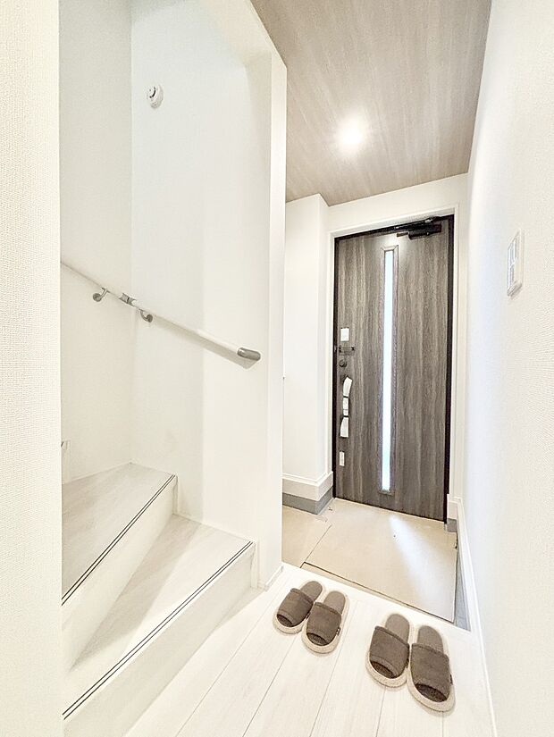 明るい玄関はお客様をお出迎えするのにぴったりです！ 