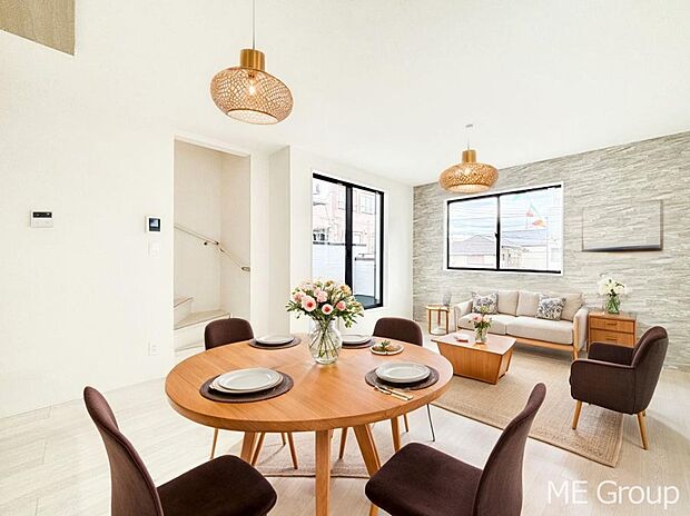 ご家族の賑やかな話し声で包まれる明るいリビング  ※家具はCGです