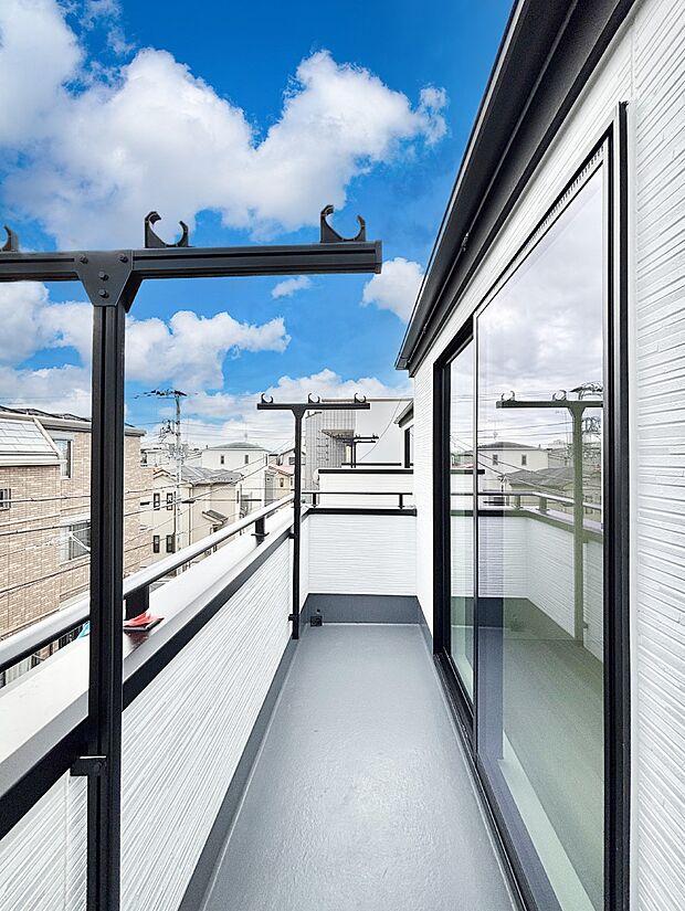 暖かな陽光が降り注ぐバルコニーはお洗濯におすすめ。爽やかな風も心地よいです。