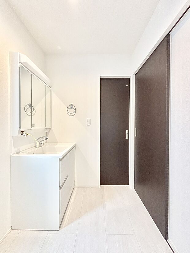 清潔感ある洗面化粧室で朝の身支度も快適  