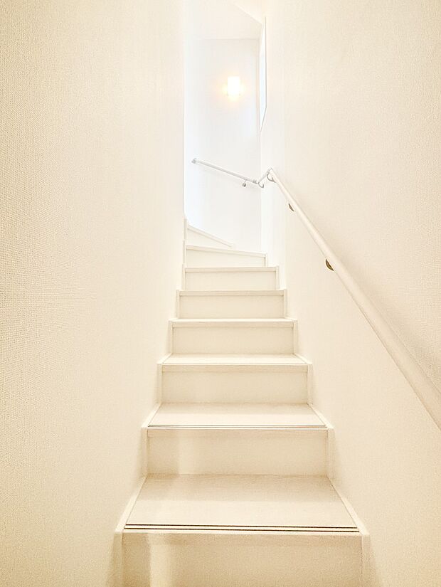 安全性を考慮し階段には手すりを設置しています