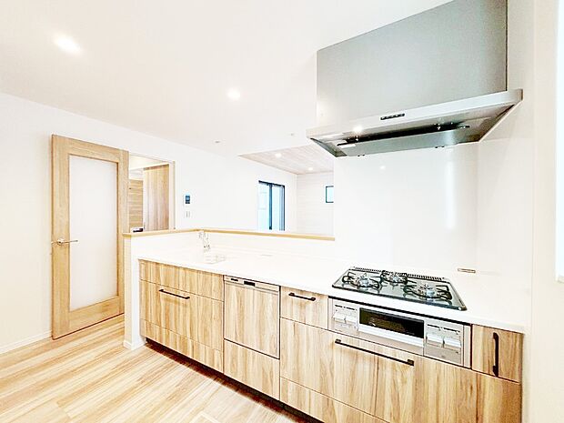 広々とした使い勝手の良いキッチンで日々のお料理も楽しくなりそう