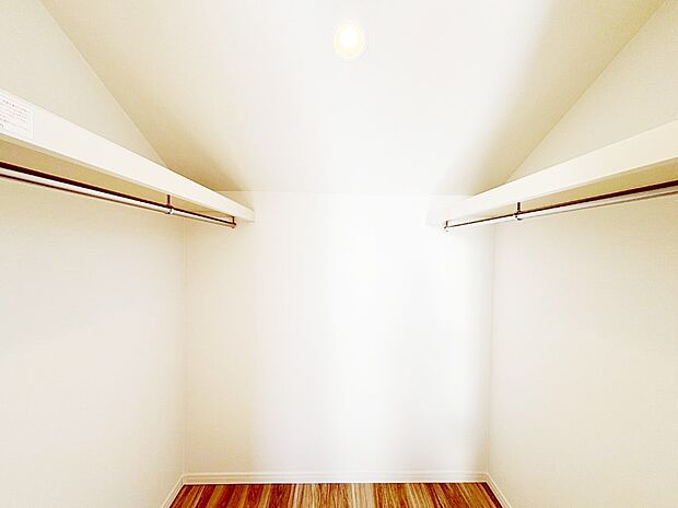 ウォークインクローゼットの活用で生活空間スッキリ