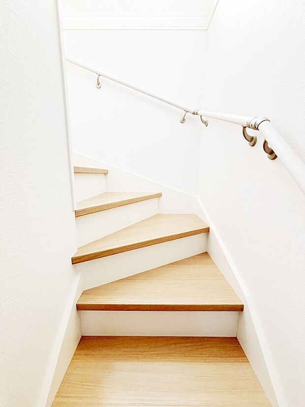 階段は手すり付きなので小さなお子さまやご高齢の方も安心です