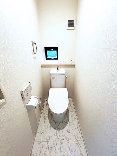 内装「無料オンライン相談」受付中！明るく清潔感のあるトイレです。