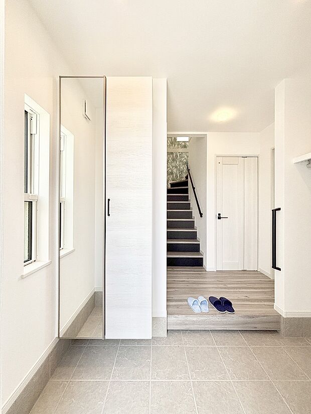 散らかりがちな玄関もスッキリの玄関収納付