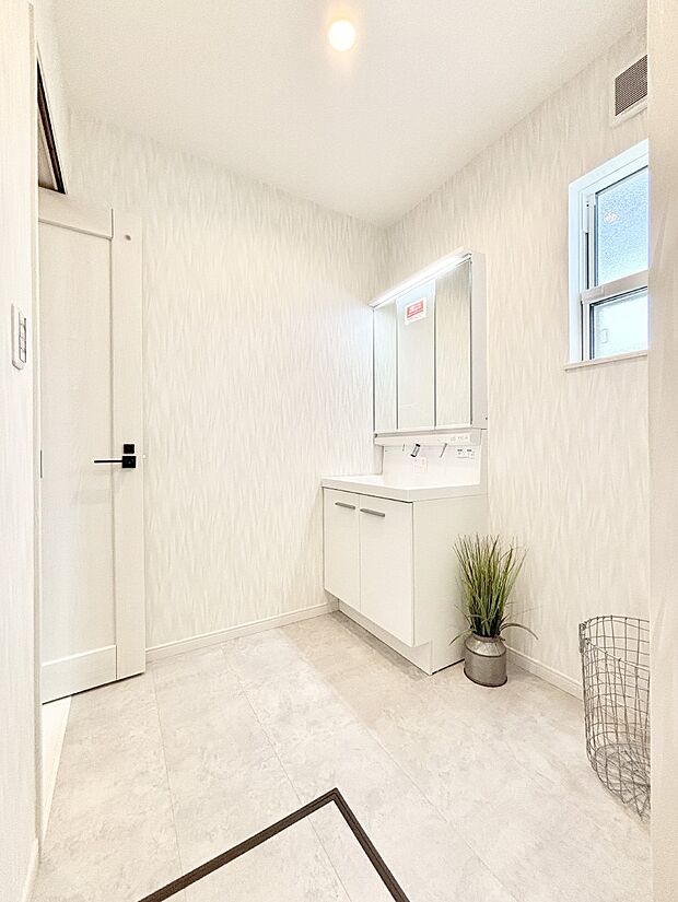 大きく見やすい三面鏡で清潔感ある洗面台は、身だしなみチェックや肌のお手入れにおすすめです。 