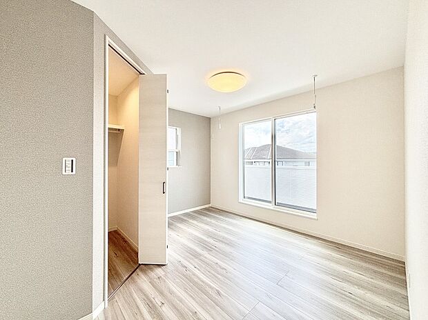 ＷＩＣ（ウォークインクローゼット）があるお部屋！季節ごとの入れ替えも不要で便利です。 