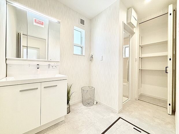 ランドリースペースには嬉しい収納棚が付いています。