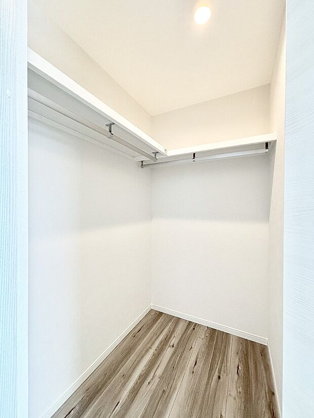 ウォークインクローゼット付きで生活空間を広く利用できます。