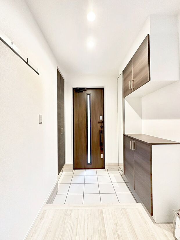 明るい陽光が入り込む玄関。ご家族の靴もスッキリ収納できる玄関収納付き!