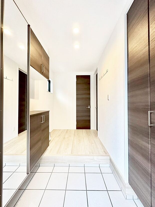 ミラー付きシューズボックスはお出かけ前の身だしなみチェックに便利