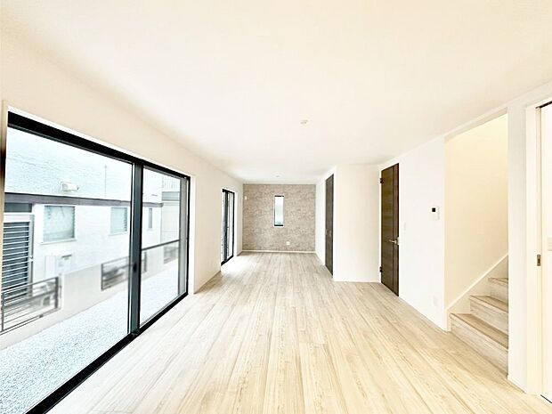 アクセントクロスがお洒落なリビング。家族でのんびりくつろげる広々スペース。